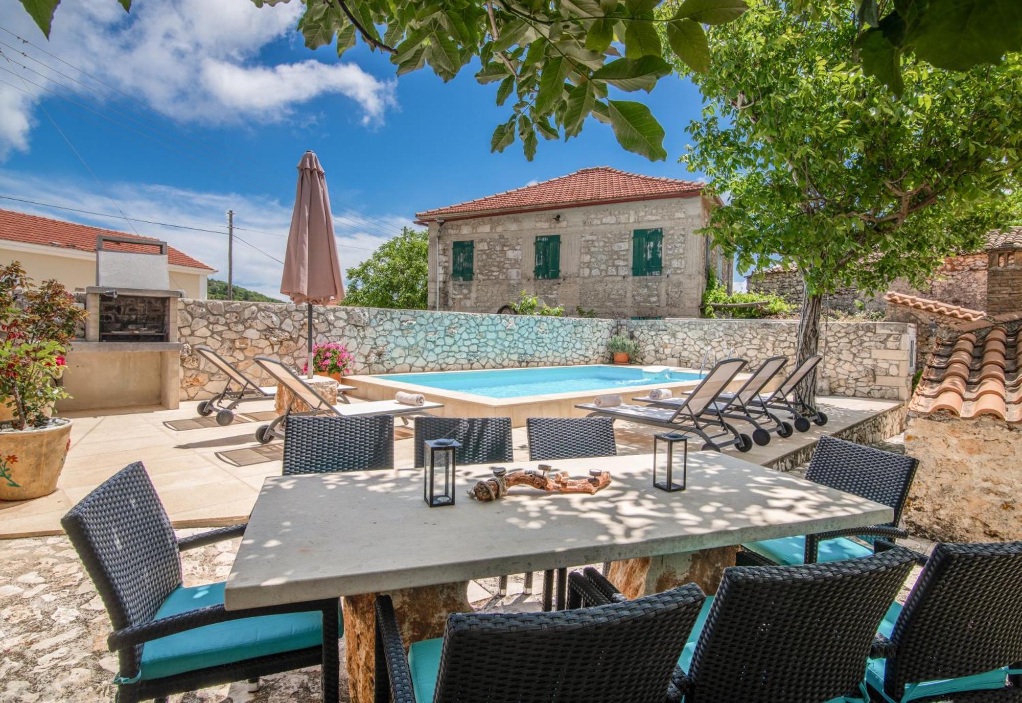Villa Callisto- Elegant Restored Villa With Pool Gyri ภายนอก รูปภาพ