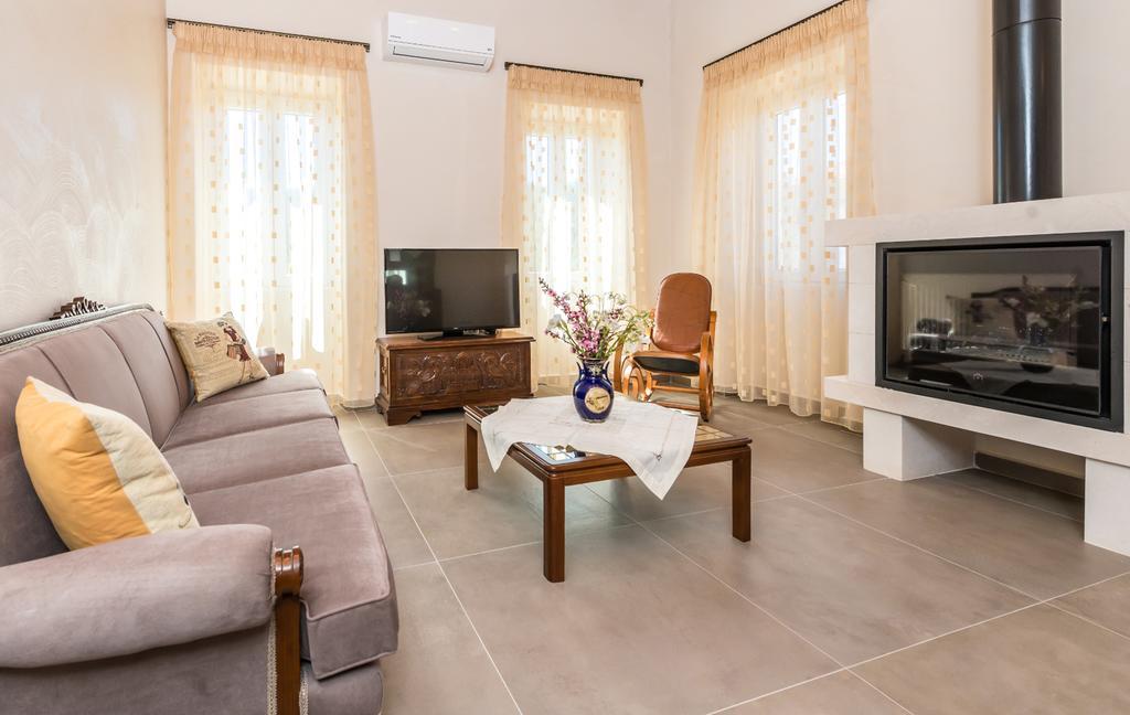Villa Callisto- Elegant Restored Villa With Pool Gyri ภายนอก รูปภาพ
