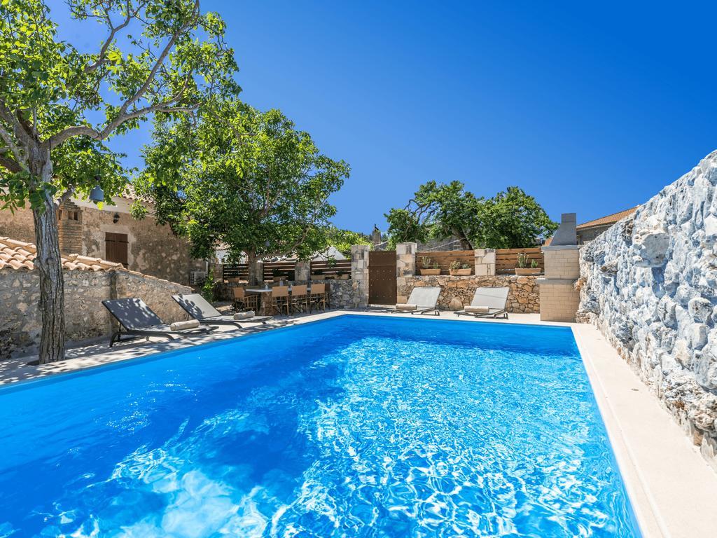 Villa Callisto- Elegant Restored Villa With Pool Gyri ภายนอก รูปภาพ