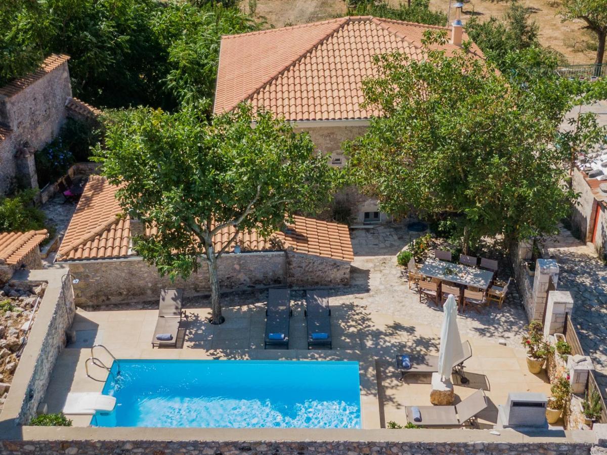 Villa Callisto- Elegant Restored Villa With Pool Gyri ภายนอก รูปภาพ